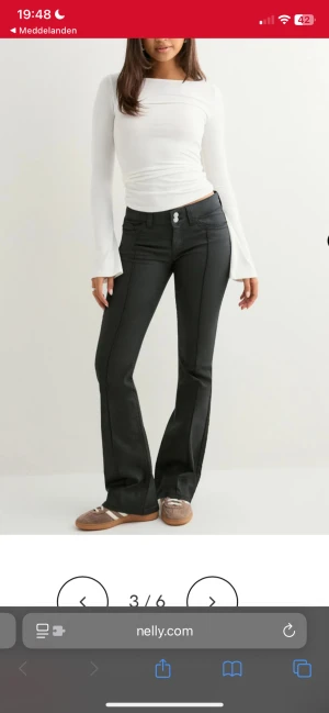Trendiga skinn byxor Nelly - Säljer ett par svarta ”skinnbyxor” från Nelly med låg midja pga dom är för stora för mig. Storlek 40, men passar storlek M.
