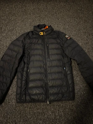 Svart dunjacka från Parajumpers - Säljer en Parajumpers jacka har en lapp på armen för ett hål där av priset. Nypris 4299