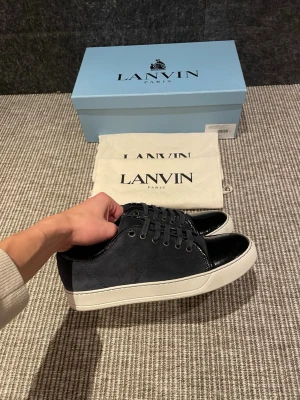 Lanvin skor(nya) - Hej, säljer nu dessa svin snygga lanvin skor. Skorna är typ helt nya! Begränsat antal boxar och dustbag. Hör av dig vid frågor. 