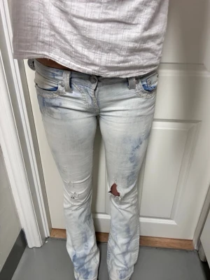 Coola jeans - Säljer mina ursnygga, riktigt coola Miss Me jeans. De är inte använda så mycket och är i väldigt gott skick. De är lågmidjade och långa, perfekt längd på mig som är 175cm. 