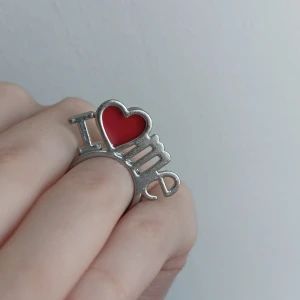 Y2k ringar - Två y2k ringar med texten "I ❤️ Me". Unika och gulliga. Är I använt men fint skick. Fri frakt vid köp av 3 eller fler smycken/smink prylar. Skickas då med brev