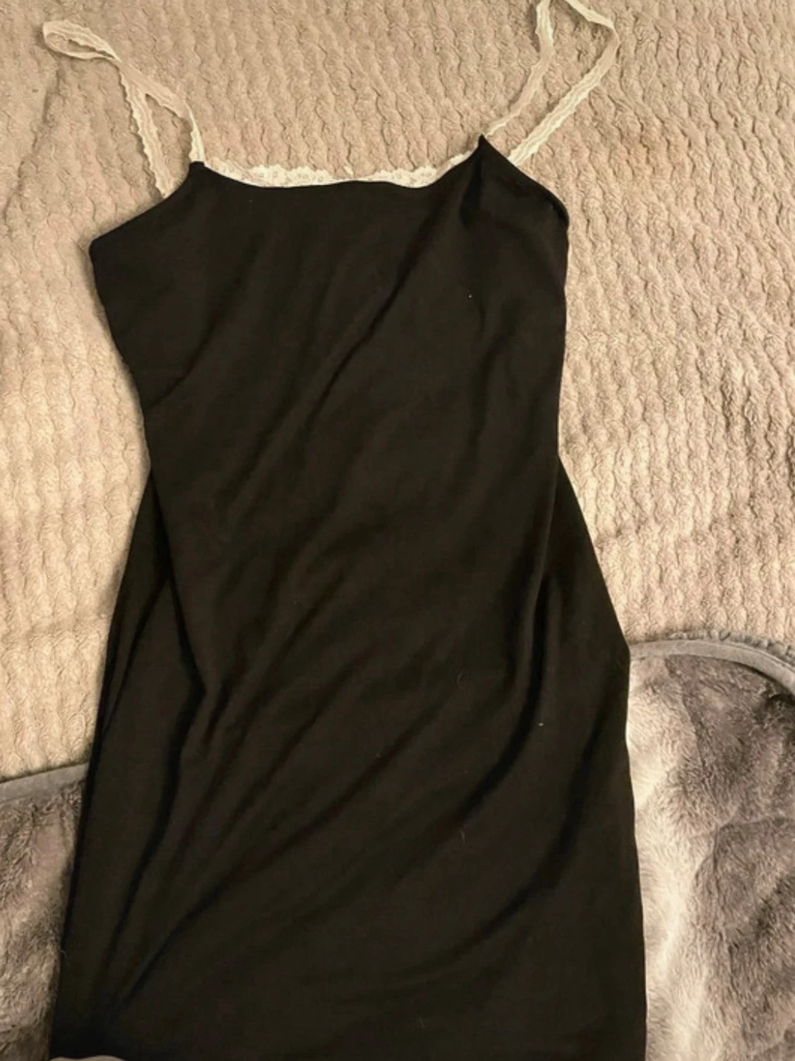 Svart klänning med spetsdetalj - 1