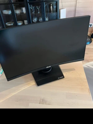 ASUS TUF Gaming Curved Monitor - ASUS TUF Gaming böjd skärm, perfekt för gaming och arbete. Modern design, stabil fot och tydlig logotyp. Inga synliga repor eller skador, kablar och strömadapter medföljer. Skärmen är i mycket bra skick och redo att användas direkt.