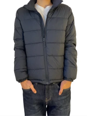 Svart pufferjacka från H&M 158-165 - Säljer en svart pufferjacka från H&M i storlek 158-165 Jackan har hög krage, raka quiltade paneler och dragkedja framtill. Perfekt för kalla dagar och har en clean, enkel look som passar till det mesta.