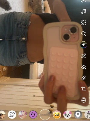 Ljusblå  bootcut jeans med låg midja - Säljer ett par ljusblå bootcut jeans med låg midja. Jeansen har dragkedja och knapp framtill och är i ett stretchigt jeansmaterial som sitter tight över benen. Perfekta för en trendig look.