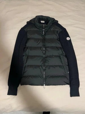 Moncler Cardigan - Säljer en helt ny Moncler Cardigan i storlek S. Fraktar inom 24h📦  Snabb leverans 🚚 