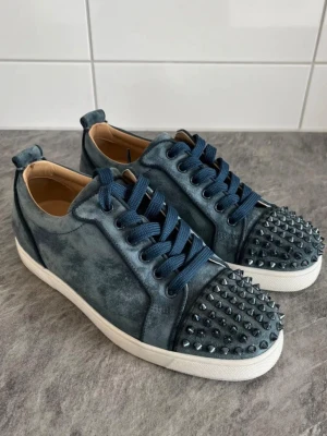 Christian Louboutin skor  - Christian Louboutin skor storlek 41-42 riktigt eftertraktade skick 8/10 därav priset