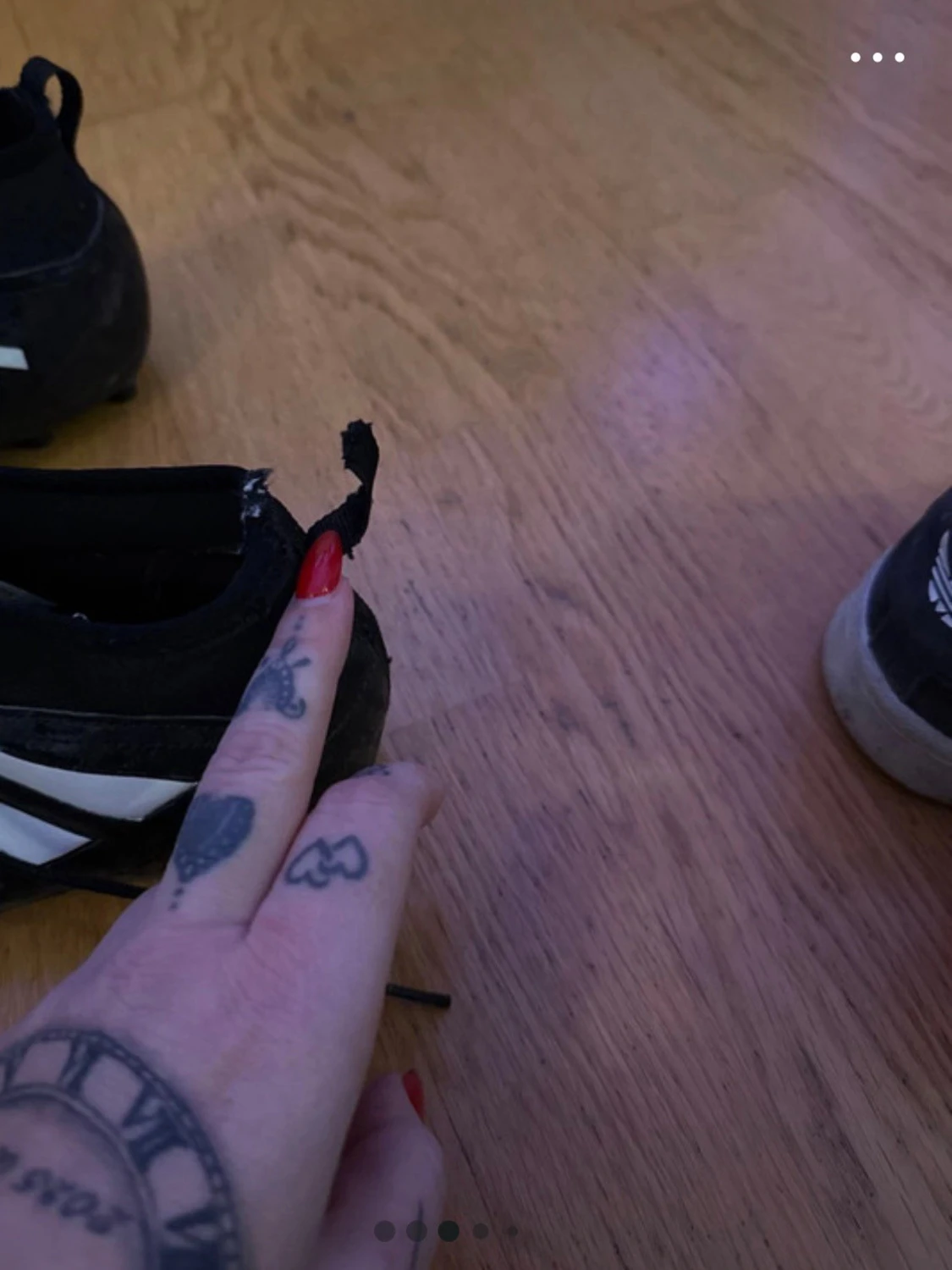 Svarta Adidas fotbollsskor med snörning - 2