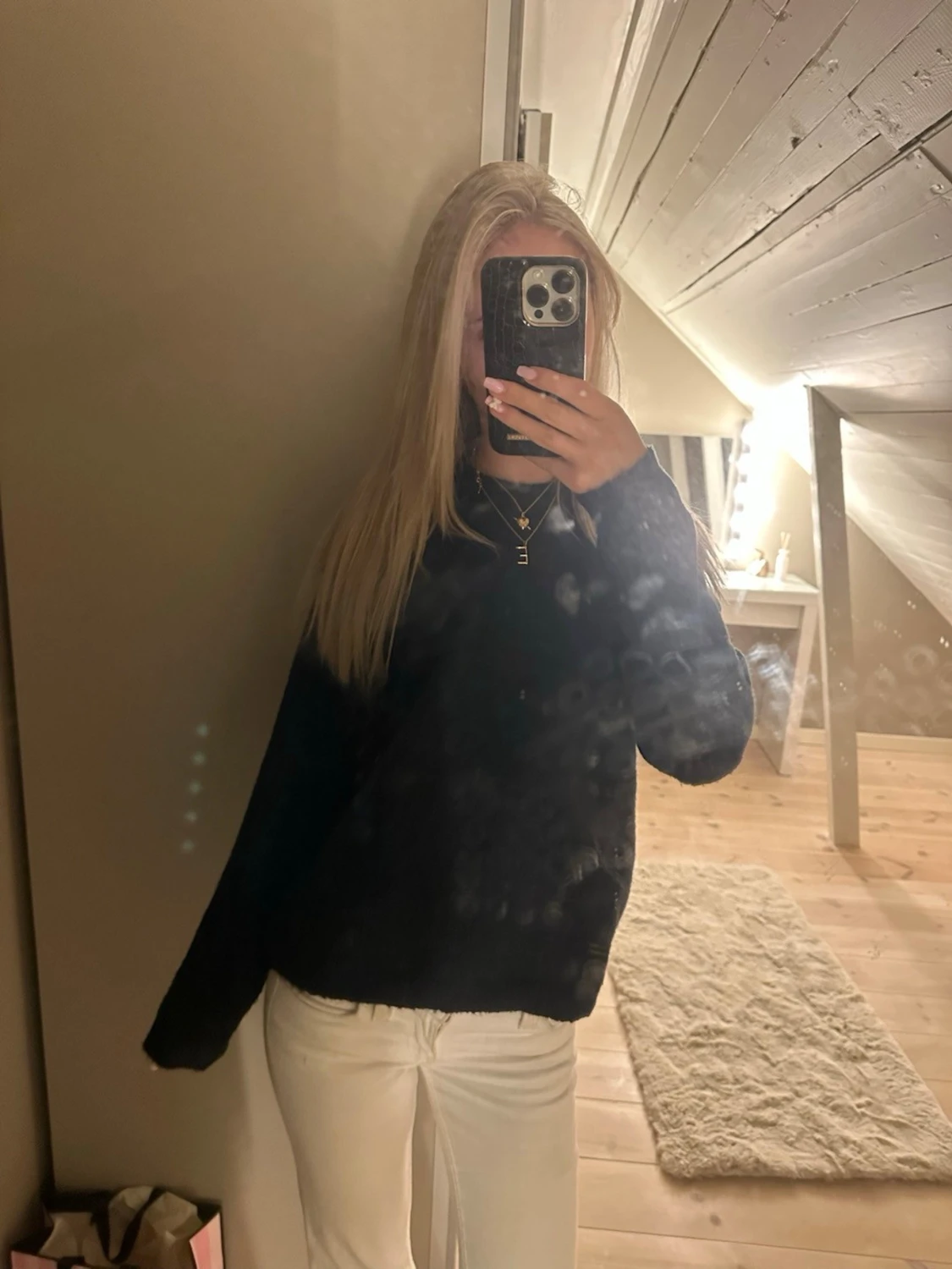 Mörkbkå stickad tröja i