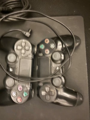 Ps4 - Säljer en använd ps4 med 2 kontroller och sladdar pris kan diskuteras vid snabba köp 