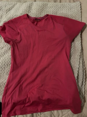 Rosa träningströja från Craft - Rosa träningströja från Craft i storlek XS. Skönt material med bra passform. Använd några gånger men är i mycket bra skick.