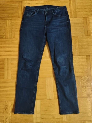 Blå Jeans - Esprit jeans för kvinnor i klassisk blå färg, Storlek 32/32 Straight fit. Mycket bra skick utan några skador/slitage. Hör av vid intresse/frågor. PRIS KAN DISKUTERAS!
