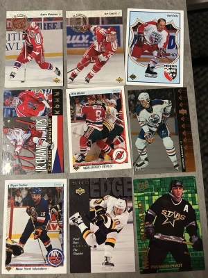 Hockey kort i mycket bra skick  - 9 stycken hockey kort i mycket bra skick. Dom ligger i plast förpackningar. Tog bara ut korten ur dom för att korten skulle synas tydligare.  Hör av dig vid frågor!