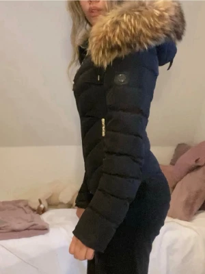 Hollies jacka - Jätte fin Hollies jacka i storlek 32 (passar större också). Leopard mönster inuti. Säljer en likadan i beige också. Pälsen går att ta av ifall man vill det