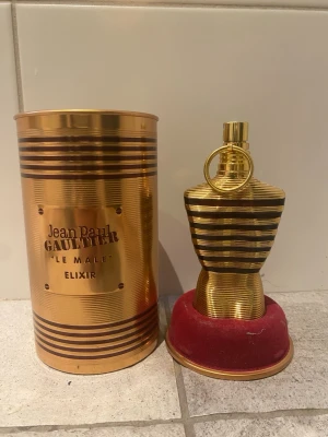 Le Male Elixir limited edition 75 ml - Upptäck Jean Paul Gaultier 'Le Male' Elixir i en exklusiv guldfärgad flaska. Perfekt för dig som vill sticka ut med en ikonisk och trendig parfym. Levereras i original förpackning. 75 ml