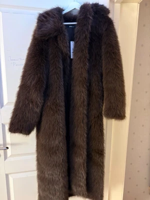 🤎  viral faux fur jacka från Gina Tricot 🤎 - Säljer/ Kollar intresset för denna supertrendiga faux fur jacka från Gina Tricot som synts överallt på TikTok & Instagram. Jackan har en lyxig look, mjuk och tät päls-look samt en rak, elegant passform som lyfter vilken outfit som helst – perfekt till både jeans och klänning.  ✨ Faux fur (ej äkta päls) ✨ Snygg mörkbrun nyans ✨ Statement-piece för höst & vinter ✨ Slutsåld / svår att få tag på  Skriv vid intresse 💌 Fler bilder kan skickas. 