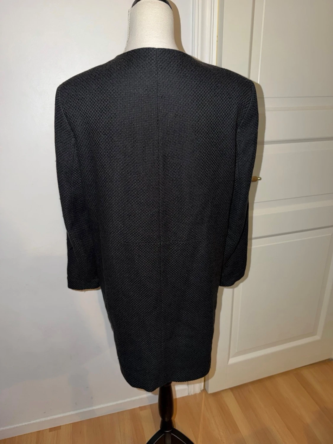 Svart rak kappa med fickor från Rodebjer  - 3