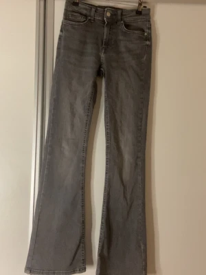 Grå bootcut jeans  - Säljer ett par highwaist gråa bootcut jeans från only 