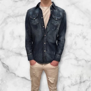 Dsquarde2 skjorta  - Hej, säljer nu denna riktigt unika/snygga skjortan! Ifrån Dsquarde2 skjortan! Är i storlek 14y men sitter som xs) skick 10/10 nypris runt 4500kr mitt pris 1049kr 