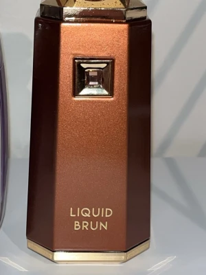 Liquid Brun french aveneu ca 75 ml - Upptäck Liquid Brun – en parfym med elegant design och lyxig känsla. Perfekt för dig som vill sticka ut med stil. Flaskans unika utseende gör den till ett snyggt tillskott i din samling.