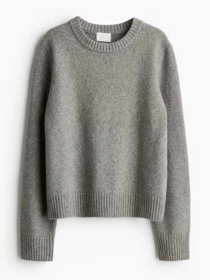 Grå stickad tröja - Mysig grå stickad tröja med rund halsringning och ribbade muddar vid ärmslut och nederkant. Perfekt för kyliga dagar och enkel att matcha med olika outfits. Nypris 300kr och slutsåld i alla storlekar!!