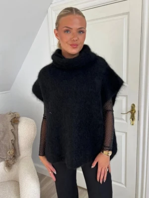 Rollneck Vest Black - ”BCBJOERK Rollneck Vest” från Åberg Copenhagen i färgen svart. Fick i julklapp men inte min stil tyvärr, alltså helt ny med prislapp kvar och endast testat (den är kvar i original frakt påsen). Super mysig, varm, skön västliknande poncho tröja utan armar och med hög krage. Köptes för 1035 kr 💕