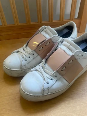 Valentino open - Funderar på att sälja mina älskade valentino open sneakers i en rosa gloss färg. I använt skick (syns att de är använda/inte är helt nya) men de är fortfarande fina. Storlek 35 1/2, passar 36💕 Nypris runt 7000-8000kr