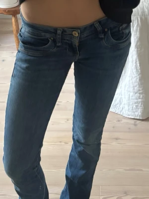  LTB jeans - Säljer ett par klassiska blå jeans från LTB i modellen Valerie. Säljer då de är lite för långa för mig! Finns defekter på andra sidan längst ner som synd på de sista bilderna! Skriv för frågor!.