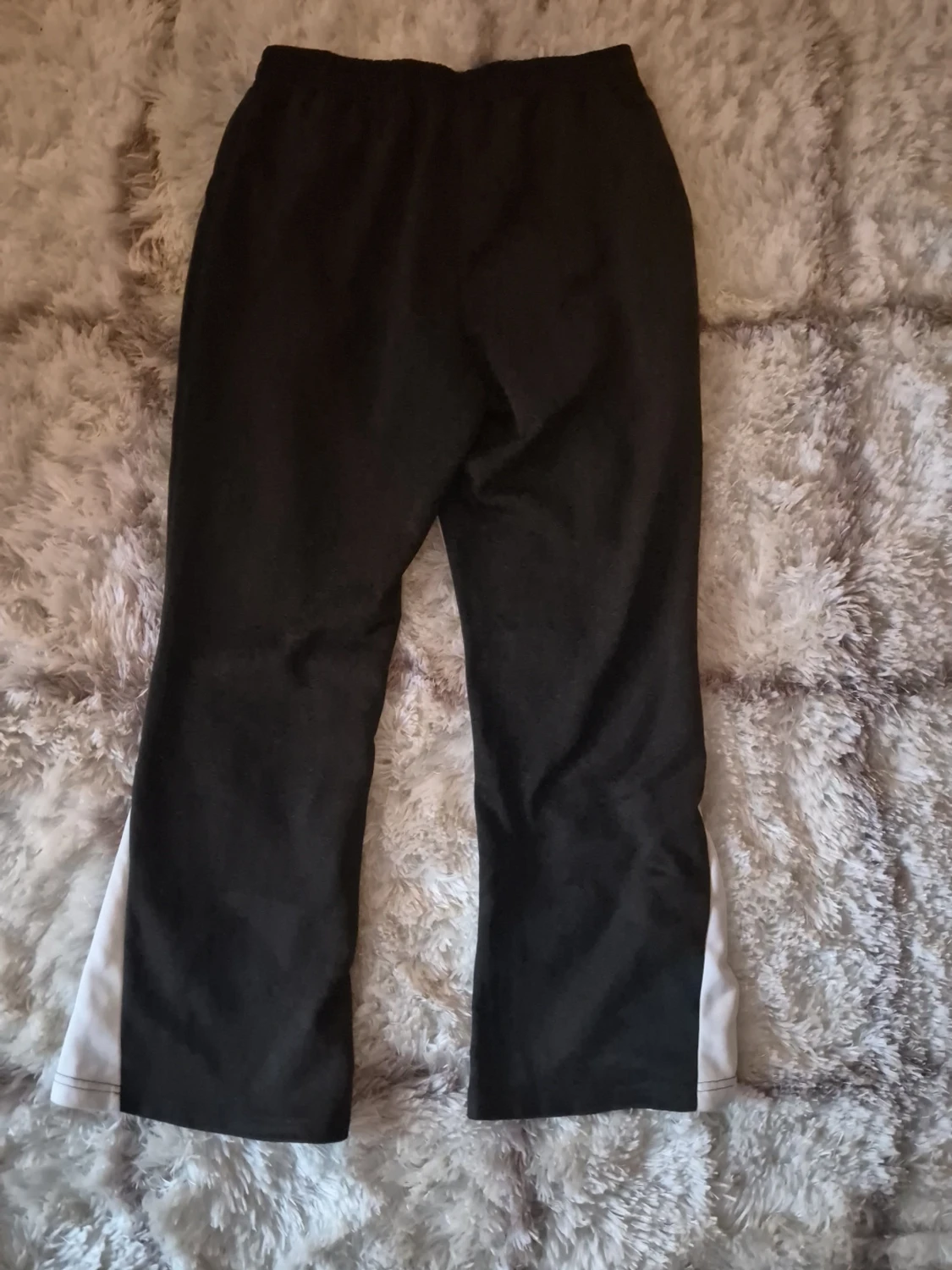 Svarta flared mjukisbyxor med vita detaljer - 1