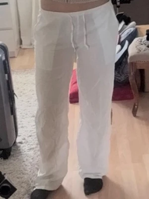 Vita linnebyxor - Vita linnebyxor från Gina! De är gjorda på ca 50% linne och 50% bomull. Jag har själv sytt om passformen så de är mer lågmidjade och lite smalare 💕💕 passar strl S och XS!