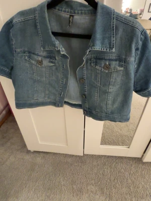 Jeansbolero  - Säljer en jeansbolero från Classic Jean Collection i storlek M. Jag skulle säga att den passar S eller om man gillar en lite lös bolero. Perfekt till sommarens outfits, den är väldigt lätt och enkelt att matcha med andra klädesplagg. 