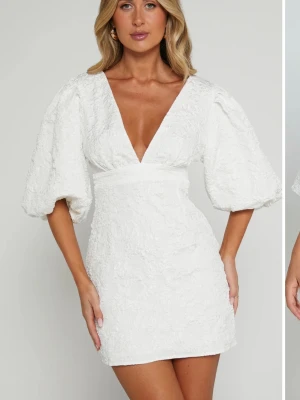 Miley mini dress - Showpo - Säljer min eftertraktade showpo miley klänning. Köpte den till studenten förra året men använde den aldrig, testade den bara på. Passar perfekt till studenten/midsommar🩷pris kan diskuteras.