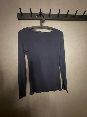Mörklblå intimissimi töja  - Vanlig mörkblå intimissimi tröja i storlek S. Jag säljer pågrund av att jag inte har användning för den längre. Den har ett litet hål vid armvecket men det är inget man tänker på!❤️