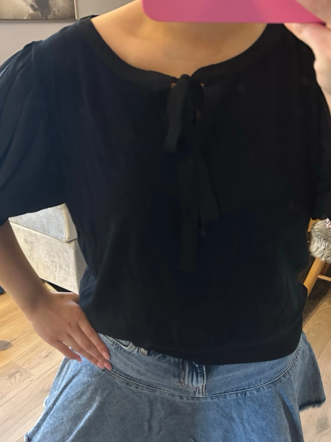 Svart blus med knyt och puffärm - 1