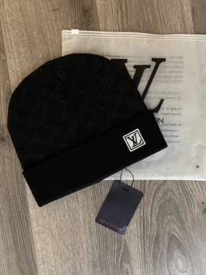 Lvmössa - Svart mössa med modern och enkel stil. Lätt att matcha och perfekt för höst och vinter. One size. Bra skick. Fraktar direkt efter köp. Pris kan diskuteras. Köpt är köpt.