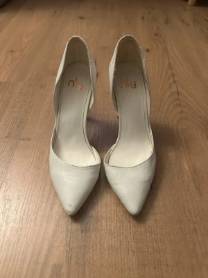 Vita pumps - Vita klackskor som jag använt på balen 1 gång. Köptes på plick men är från Nelly. Har små defekter på kanterna av skorna men tycker inte dem syns när man har på sig skorna. Därav det billiga priset. Skicka för flera bilder eller frågor💕Pris kan diskuteras