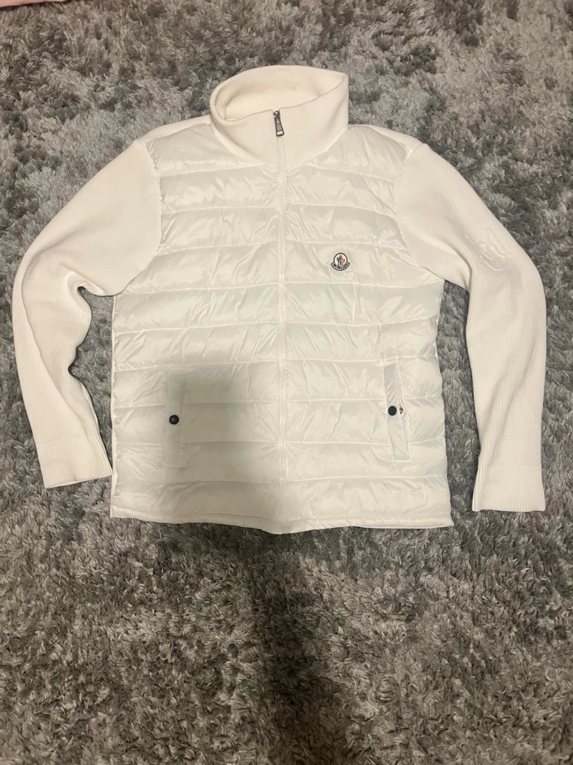 Vit Moncler pufferjacka med stickade ärmar L