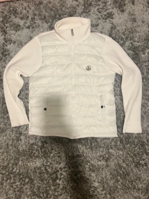 Vit Moncler pufferjacka med stickade ärmar L - De står Xl men är igentligen L.
