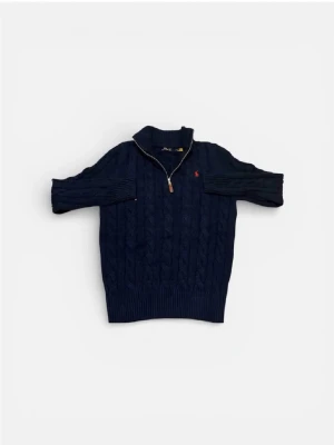 Marinblå kabelstickad tröja Polo Ralph Lauren - Kabelstickad marinblå tröja från Polo Ralph Lauren med halv dragkedja och röd broderad logga på bröstet. Tröjan har hög krage och långa ärmar, perfekt för kyligare dagar. Klassisk och stilren design som funkar till allt.