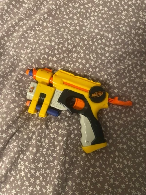 Nerf pistol  - Leksakspistol från Nerf. Tre skott ingår.