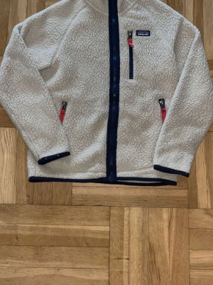 Patagonia fleecejacka Barn - Snygg Patagonia fleece jacka, storlek M för barn. 55cm från topp till botten. Mycket bra skick, hör av dig vid frågor