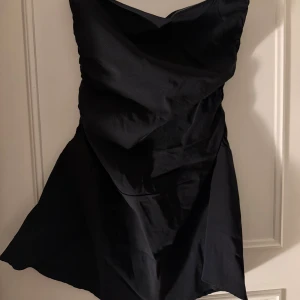 Bandeau klänning - Supersnygg svart bandeau klänning som aldrig använts!🖤Den är beställd från Zalando men märket Bershka☺️