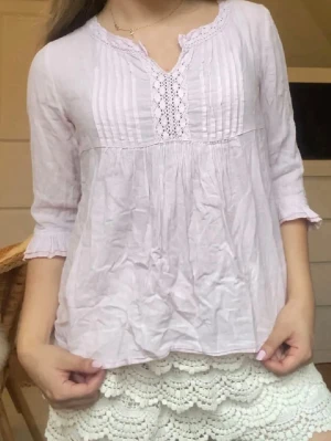 Söt blus - Jätte fin ljusrosa trekvartsärmad blus från Kappahl i barnstorlek 152. Passar dock xxs/xs. Finns inte att köpa längre 