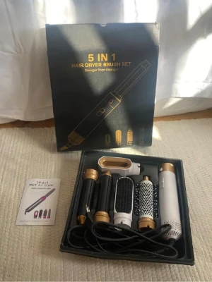 5 in 1 Hårstyler - Hårstyler med fem olika alternativ som tyvärr inte kommit till användning. Påminner om Dyson airwrap.