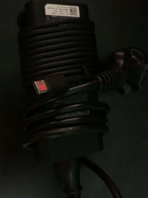 Dell USB-C Laddare - Original Dell USB-C laddare för laptop. Kabel och kontakt i mycket gott skick, inga synliga skador eller slitage. Perfekt för dig som behöver en extra eller ersättningsladdare till din Dell-dator med USB-C. Kompatibel med flera Dell-modeller.