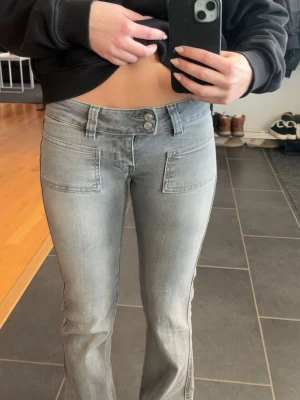 Jeans - Lågmidhade jeans ifrån lager 157 i st xxs/xs. Passar de som har st xs. Mycket bra skick 