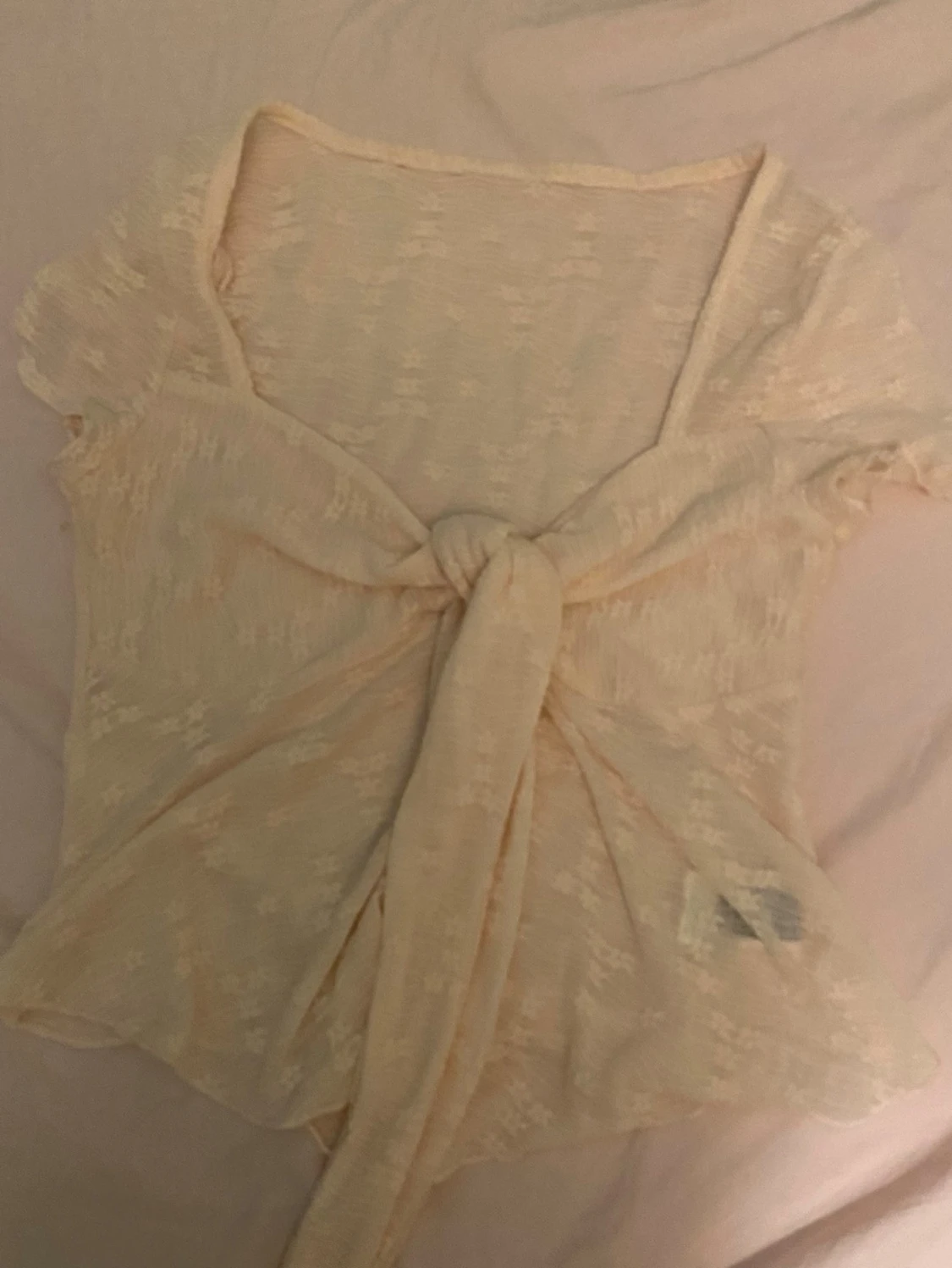 Ljusrosa blommig blus med knyt - 1