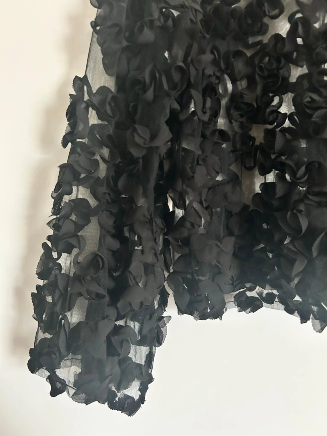 Svart blommig meshblus med volang - 1