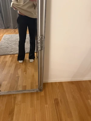 Svarta kostymbyxor bikbok - Säljer ett par svarta kostymbyxor med rak och lite loose passform. Byxorna har hög midja och klassisk look, perfekta till en snygg outfit. Materialet känns mjukt och följsamt, och de har diskreta fickor i sidorna.