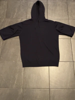 RYVLS - 170/176/S - Säljer denna snygga mörkblå/marinblå hoodien från märket Ryvls. Storlek 170/176 vilket motsvarar S | Skick : 9/10. Hör av er vid frågor och funderingar. Mvh 